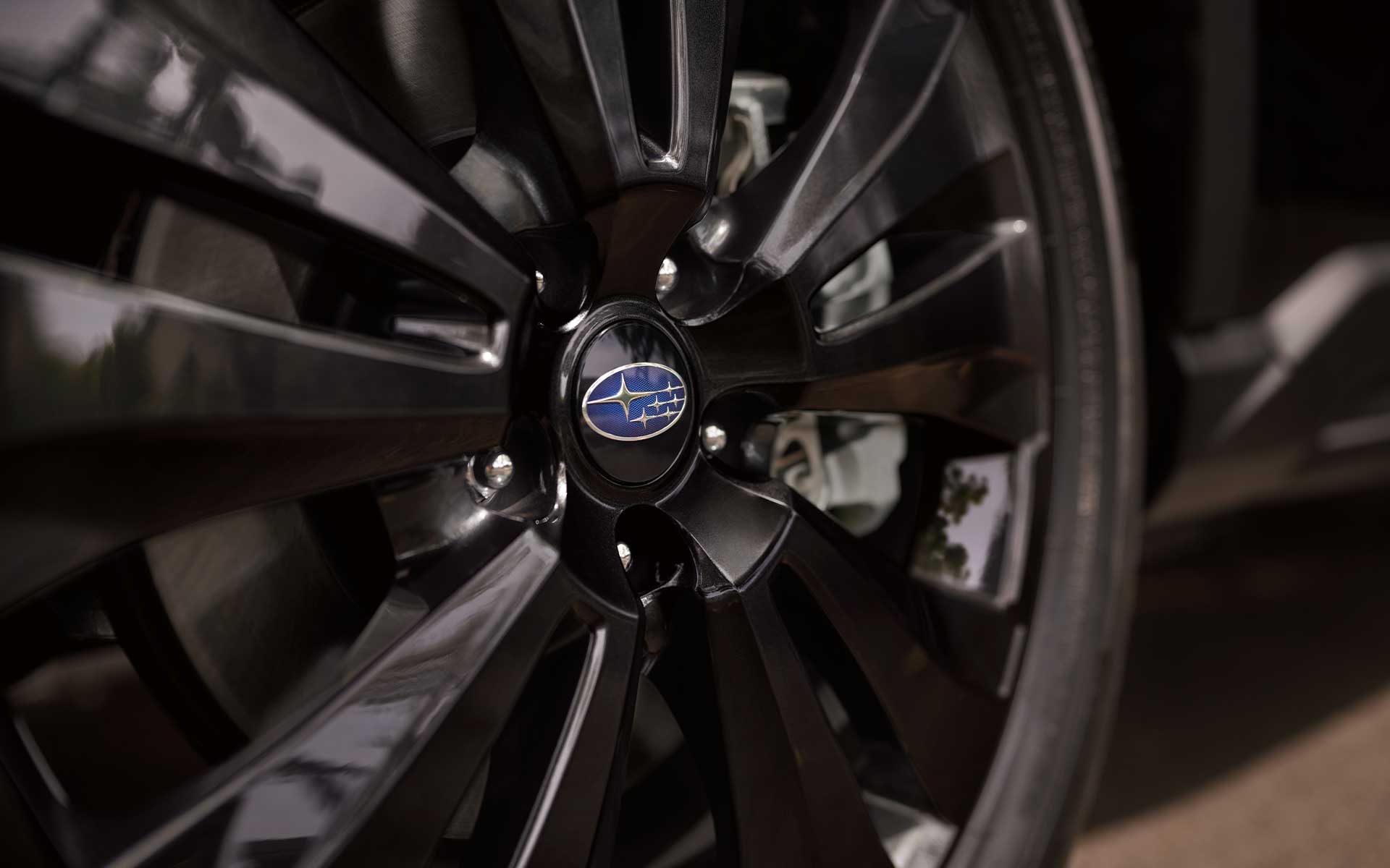 A close-up of the standard 20-inch alloy wheels on the Subaru Ascent Onyx Edition.